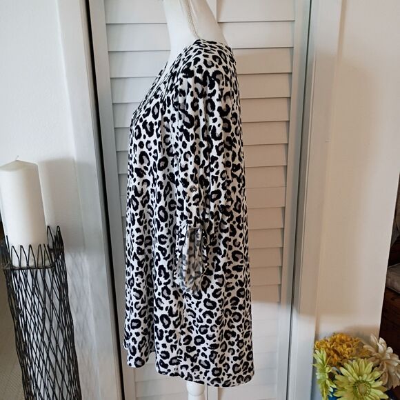 Torrid Harper Womens 4X Black Gray Leopard Crepe de Chine Flutter Sleeve Blouse - Picture 8 of 11